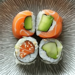 Makis saumon, concombre, avocat