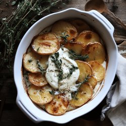 Pommes de terre au four et crème herbes