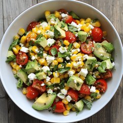 Salade maïs, avocat, tomate et feta