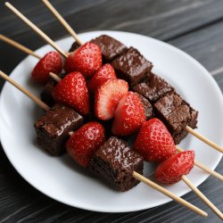 Brochetas de brownies y fresas