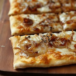 Pizza con cebolla caramelizada y queso