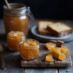 Hausgemachtes Quittengelee und Quittenbrot