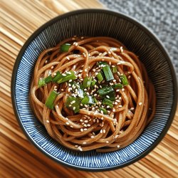 Soba-Nudeln mit Sesam-Soja-Sauce