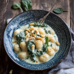 Gnocchi in Spinat-Sahne mit Pinienkernen