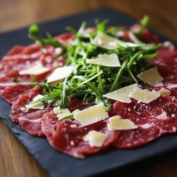 Rindercarpaccio mit Rucola und Parmesan