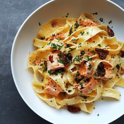 Tagliatelle mit Lachs und Tomaten