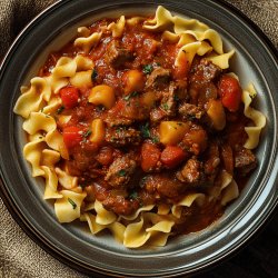 Klassisches Gulasch mit Nudeln