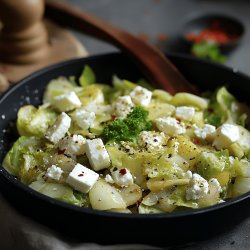 Spitzkohlpfanne mit Feta