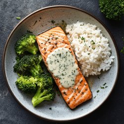 Lachs mit Reis und Kräutersoße