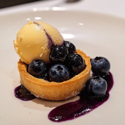 Blaubeertarte mit Vanilleeis